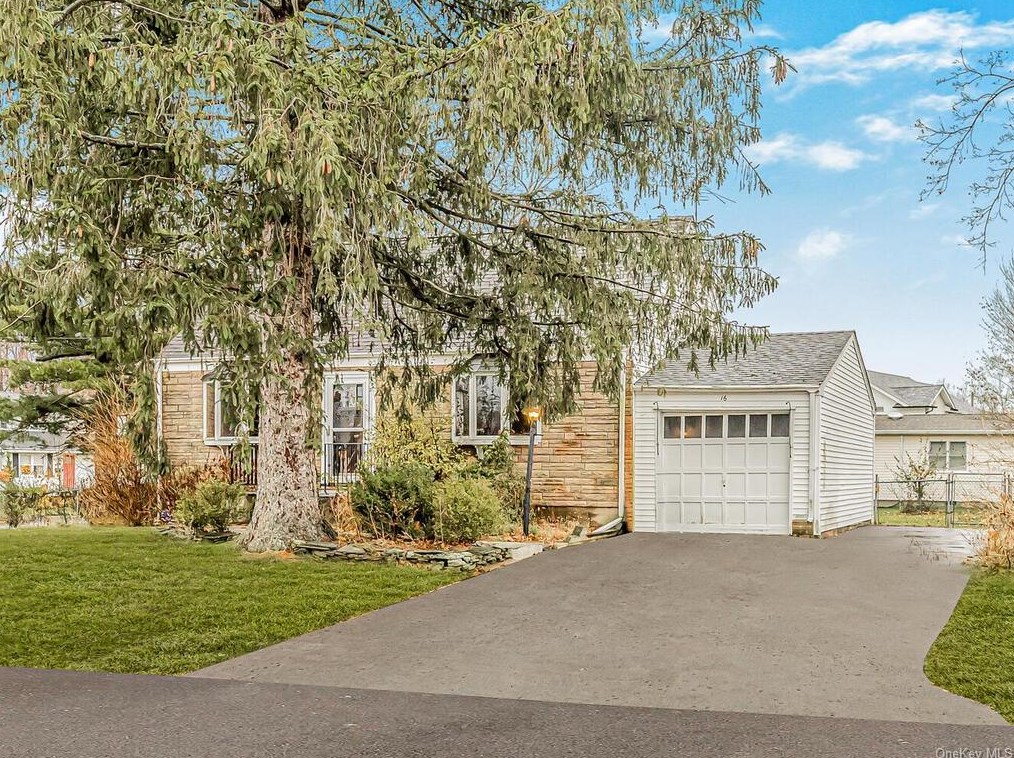 16 Pauline Ter, Chestnut Ridge, NY 10965-1915