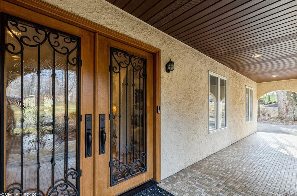 25 E Mayer Dr, Airmont, NY 10901