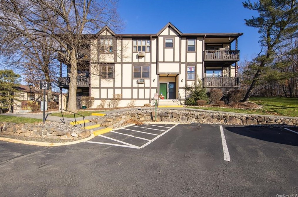 951 Sierra Vista Ln, Valley Cottage, NY 10989