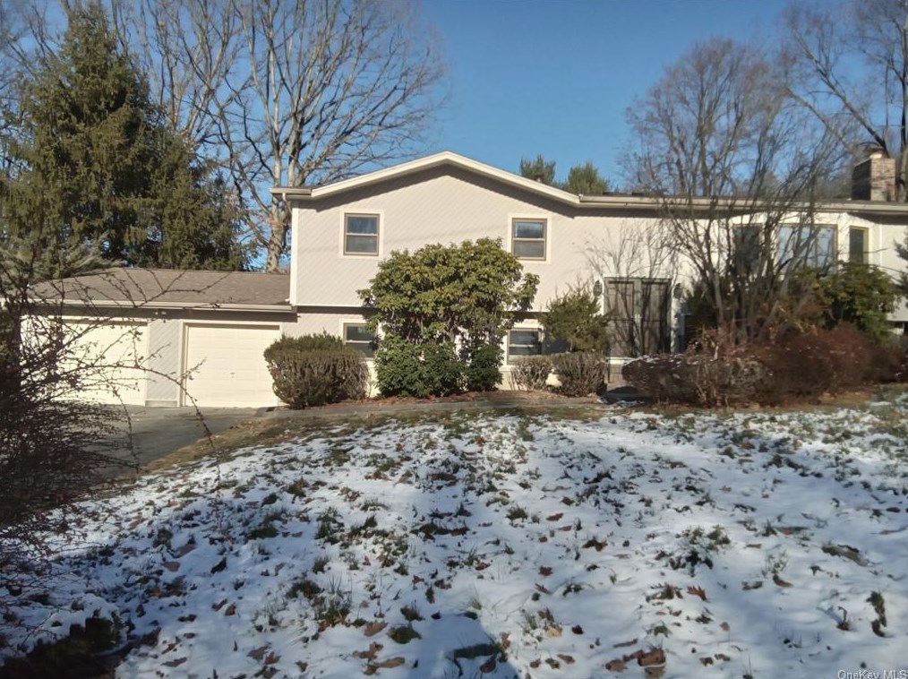 5 Suzie Dr, Chestnut Ridge, NY 10977
