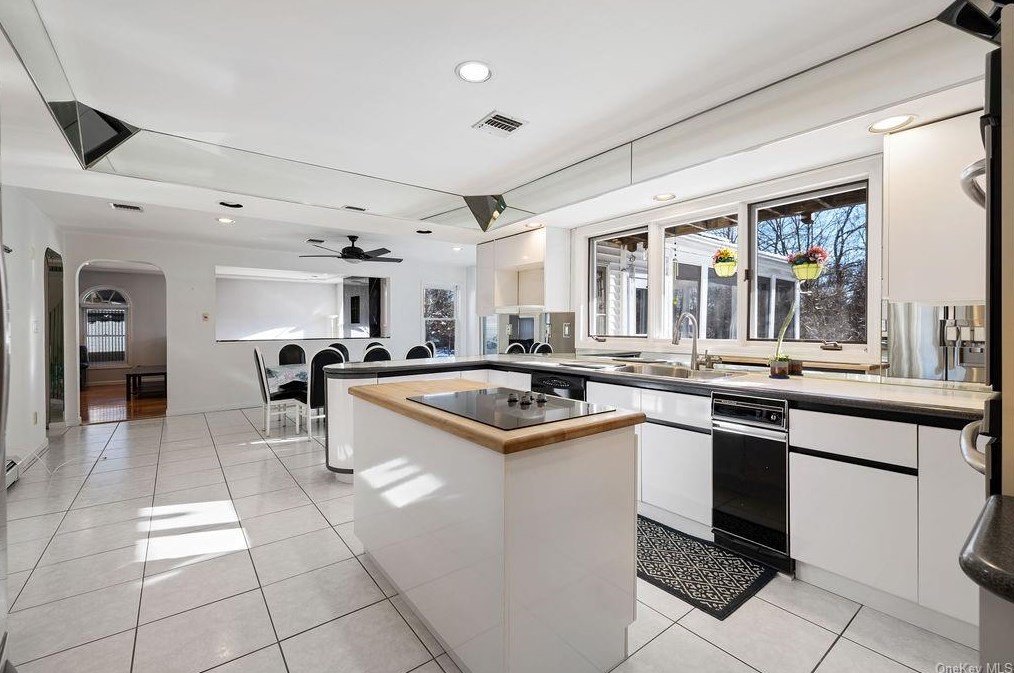 4 Arbor Ct, Mount Ivy NY  10970-2842 exterior