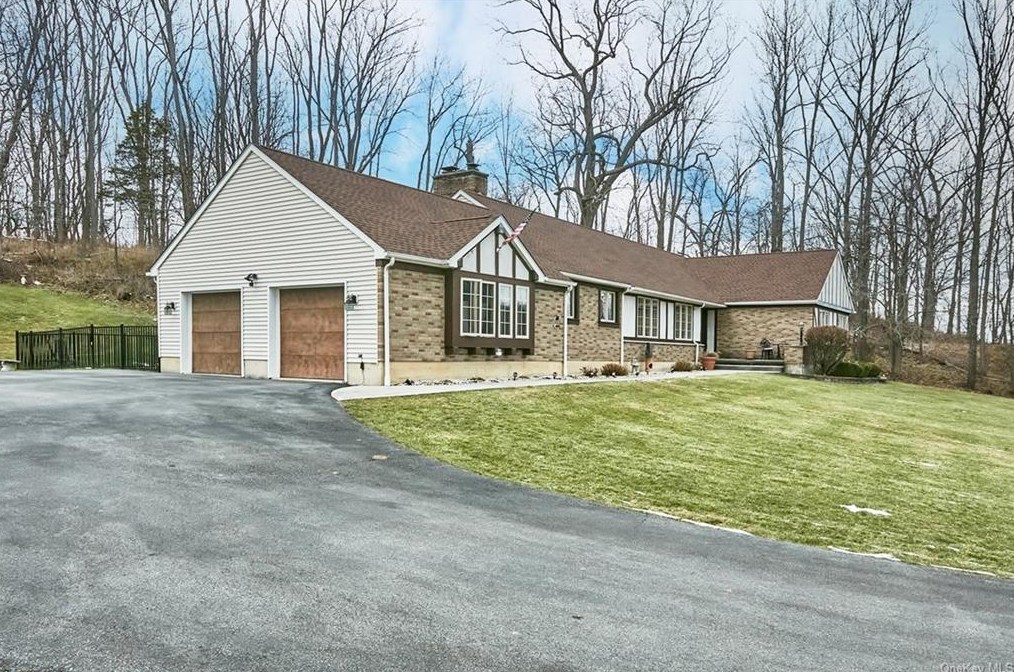 37 Green Meadow Rd, Florida, NY 10921