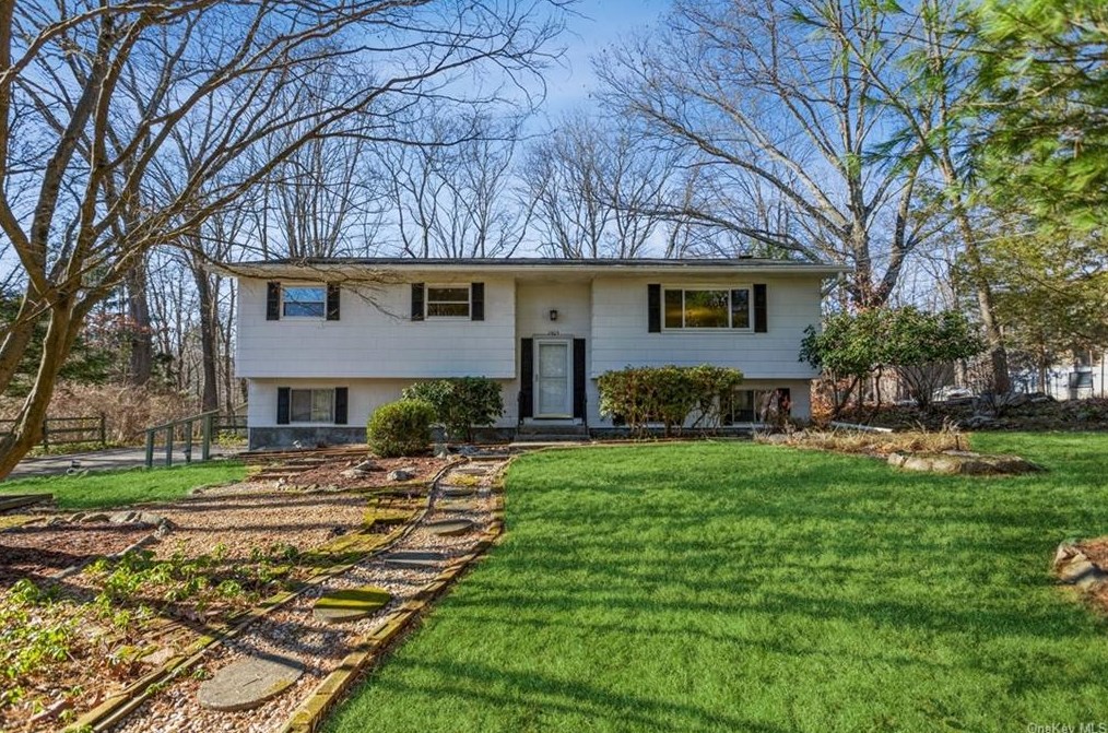 2925 Sherman Ct, Mohegan Lake, NY 10547