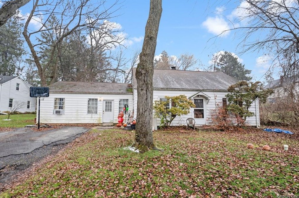 6 Schoolhouse Ln, Poughkeepsie, NY 12603
