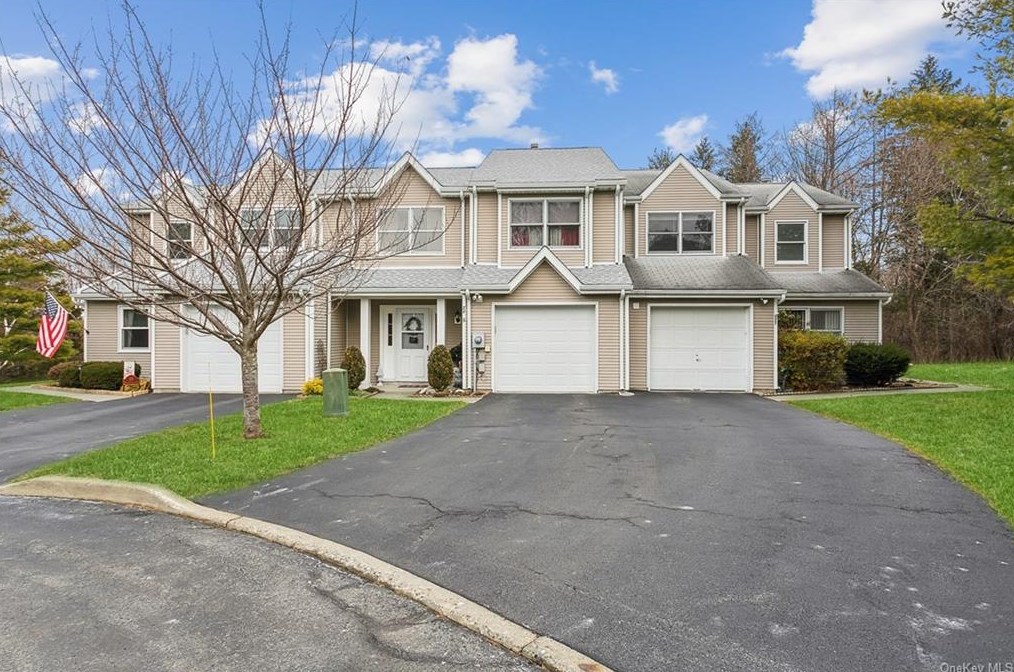 27 Deer Crossing Dr, Fishkill, NY 12524