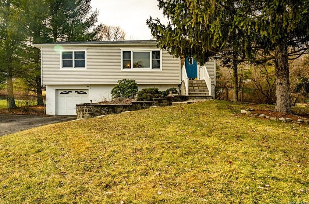 33 Trotting Dr, Chester, NY 10918