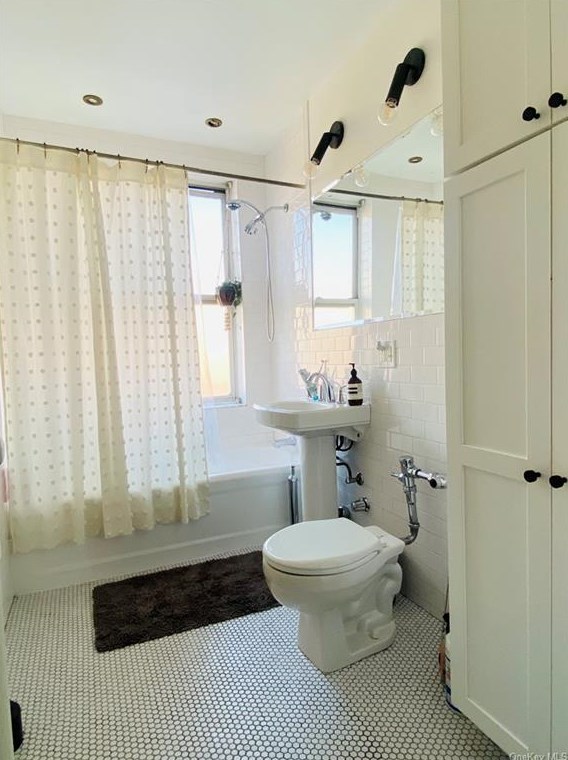 3505 72nd St Apt 4e, Flushing, NY