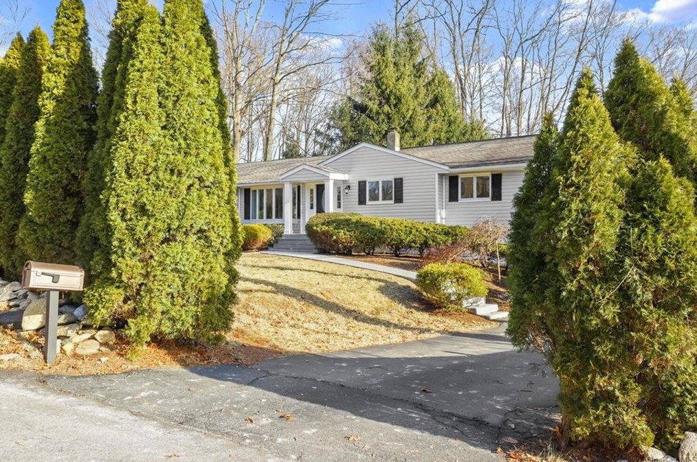 2158 Mohansic Ave, Yorktown Hgts, NY 10598