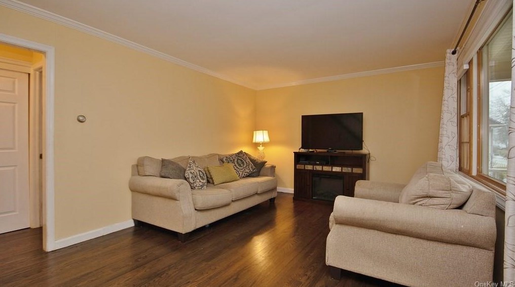 126 Center St, Chestnut Ridge, NY 10965-1631
