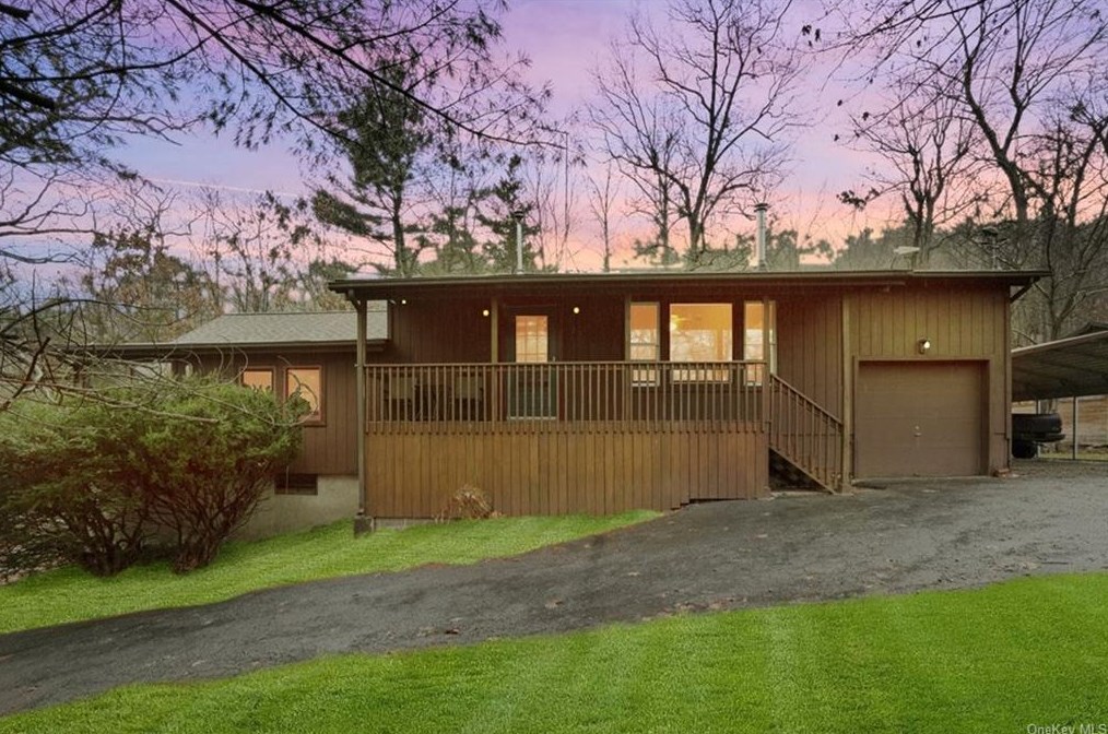 21 Traverse Rd, Lake Peekskill, NY 10537-1408