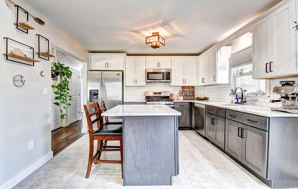 18 Split Tree Dr, Newburgh NY  12553-7832 exterior