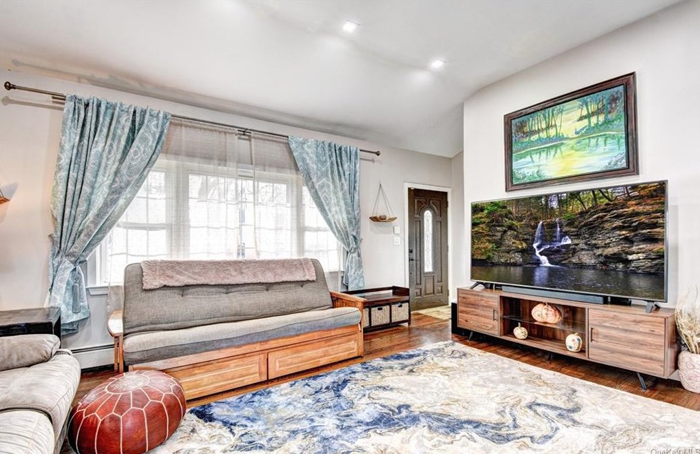 18 Split Tree Dr, Newburgh NY  12553-7832 exterior