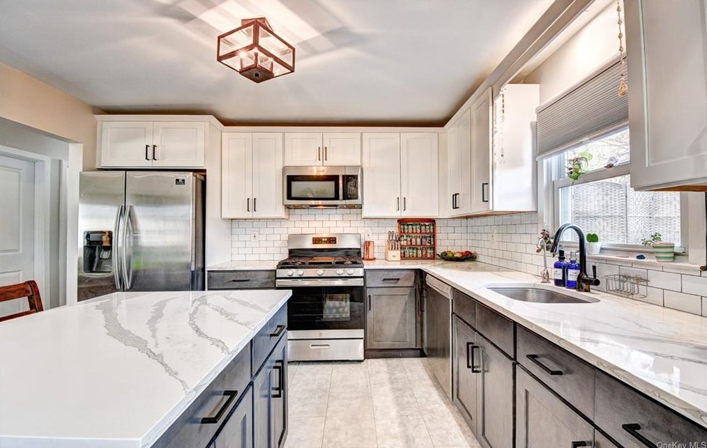 18 Split Tree Dr, Newburgh NY  12553-7832 exterior