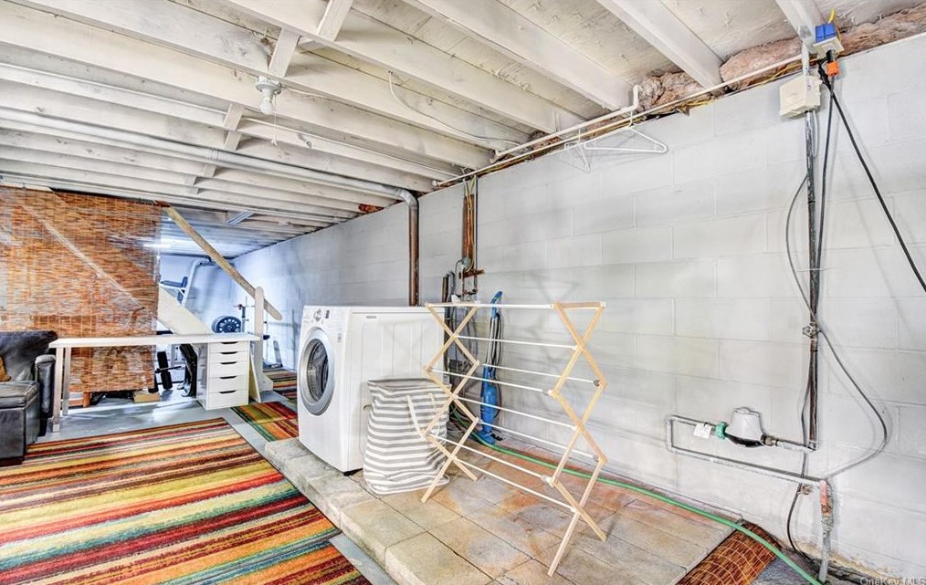 18 Split Tree Dr, Newburgh NY  12553-7832 exterior