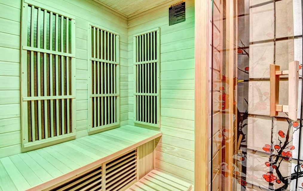 18 Split Tree Dr, Newburgh NY  12553-7832 exterior