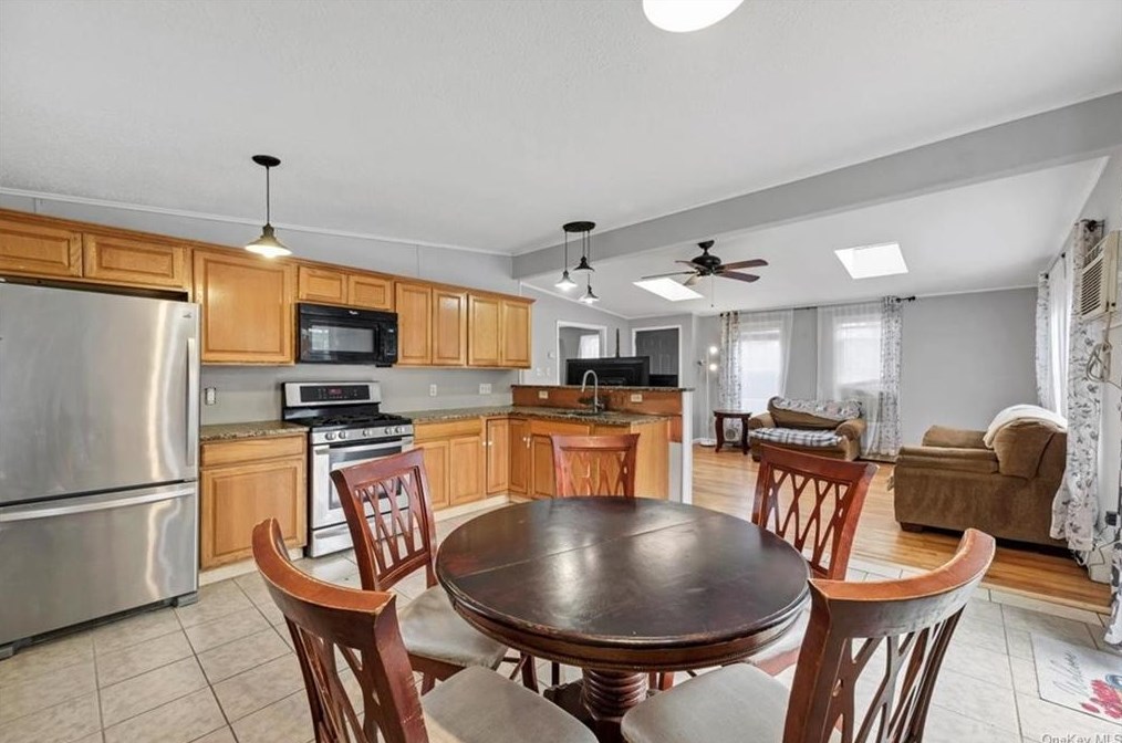 18 Hudson Bluff Cir, Marlborough, NY 12542