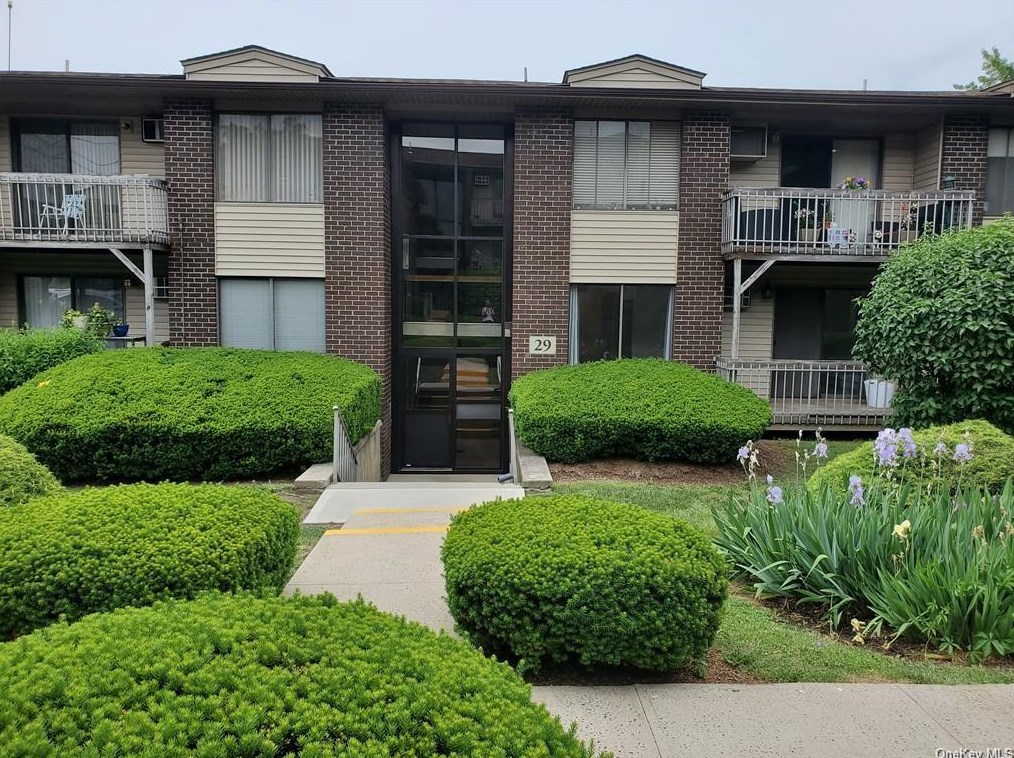 294 Country Club Ln, Mount Ivy, NY 10970