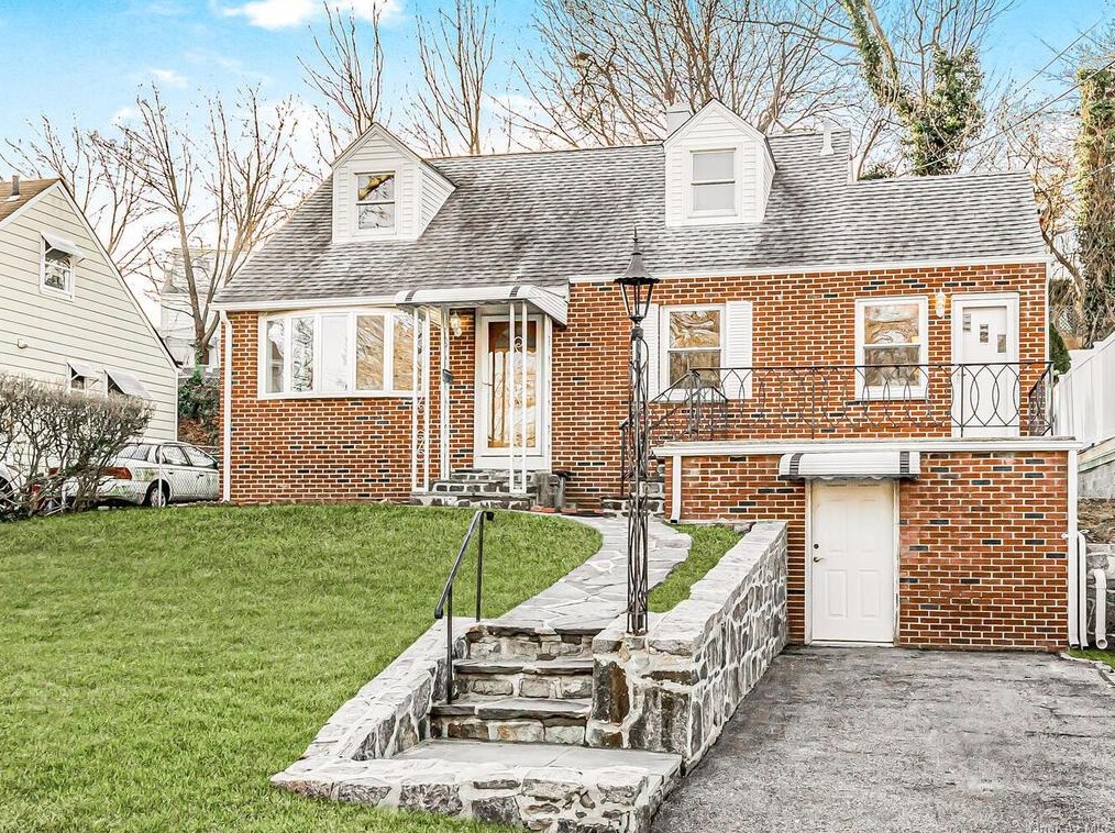 38 Cantitoe Rd, Yonkers, NY 10710-1011