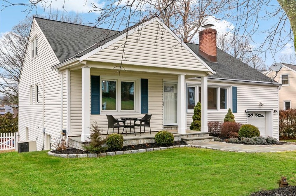 916 Parkway Pl, Yorktown Hgts, NY 10598