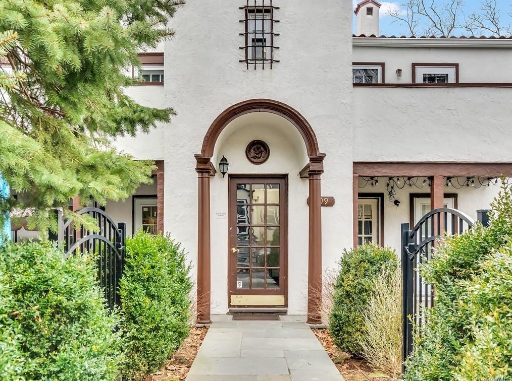 109 Kensington Rd #8, Yonkers, NY 10707