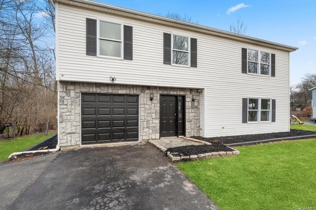 27 Victoria Dr, Newburgh, NY 12550-2446