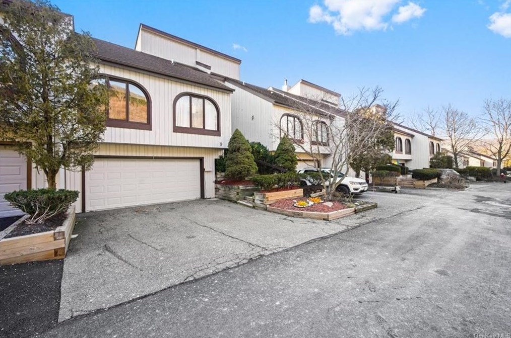 9 Erie Ct, Airmont, NY 10901