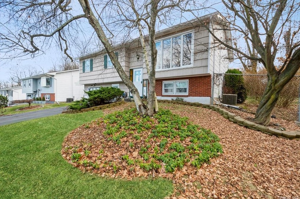 25 Rowan Dr, Garnerville, NY 10923