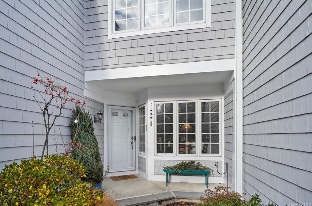 20 Berrybush Ln, Yonkers, NY 10706-3644