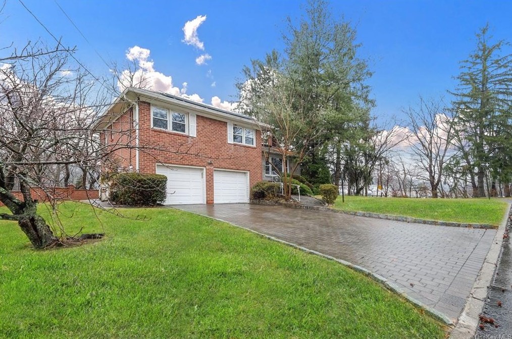 115 Eisenhower Dr, Yonkers, NY 10710-1217