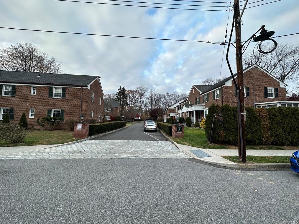 7 Robins Cres, New Rochelle NY  10801-1003 exterior