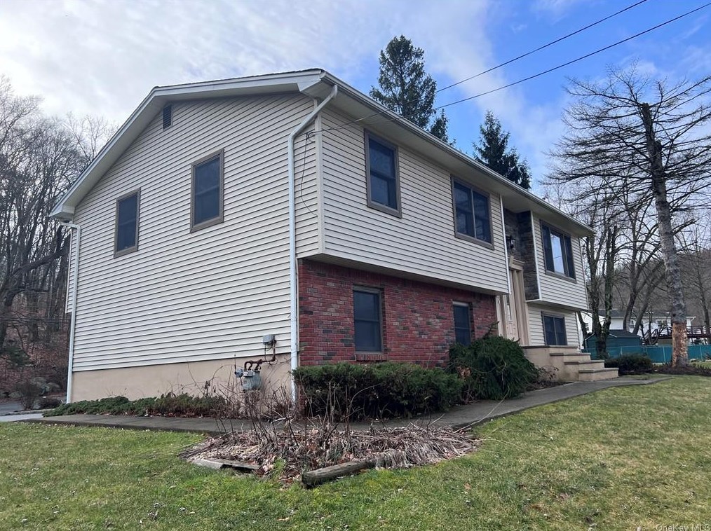 1 Sterling Mine Rd, Sloatsburg, NY 10974