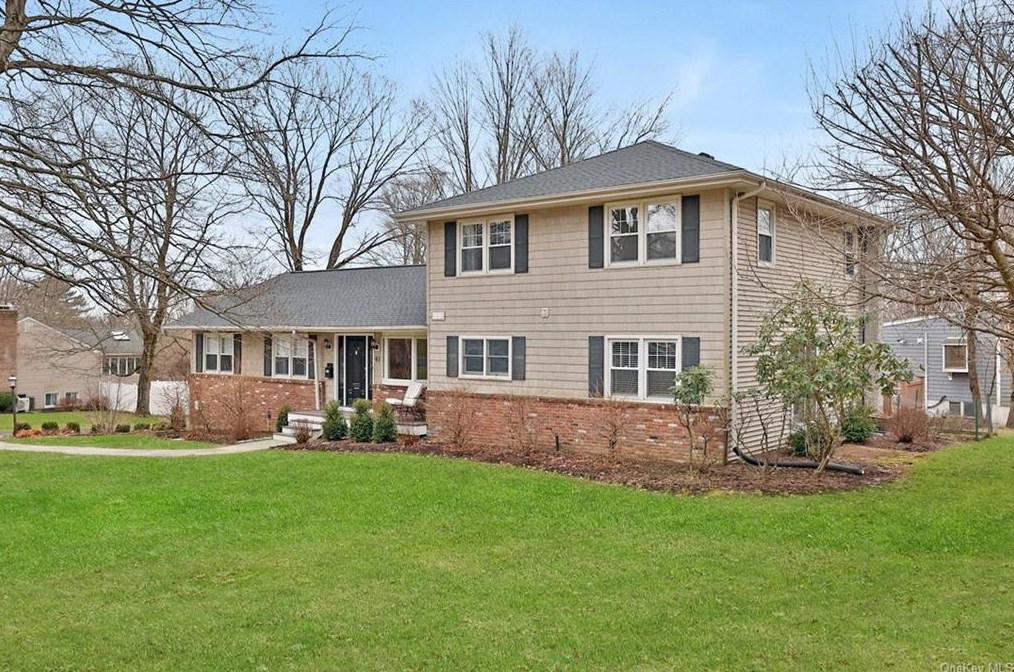 61 Greenwood Ln, Valhalla, NY 10595
