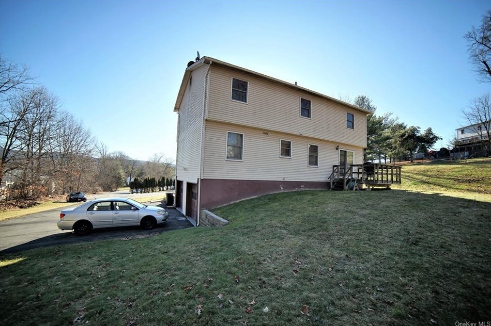 8 Fawn Ridge Ct, Harriman, NY 10926-3806