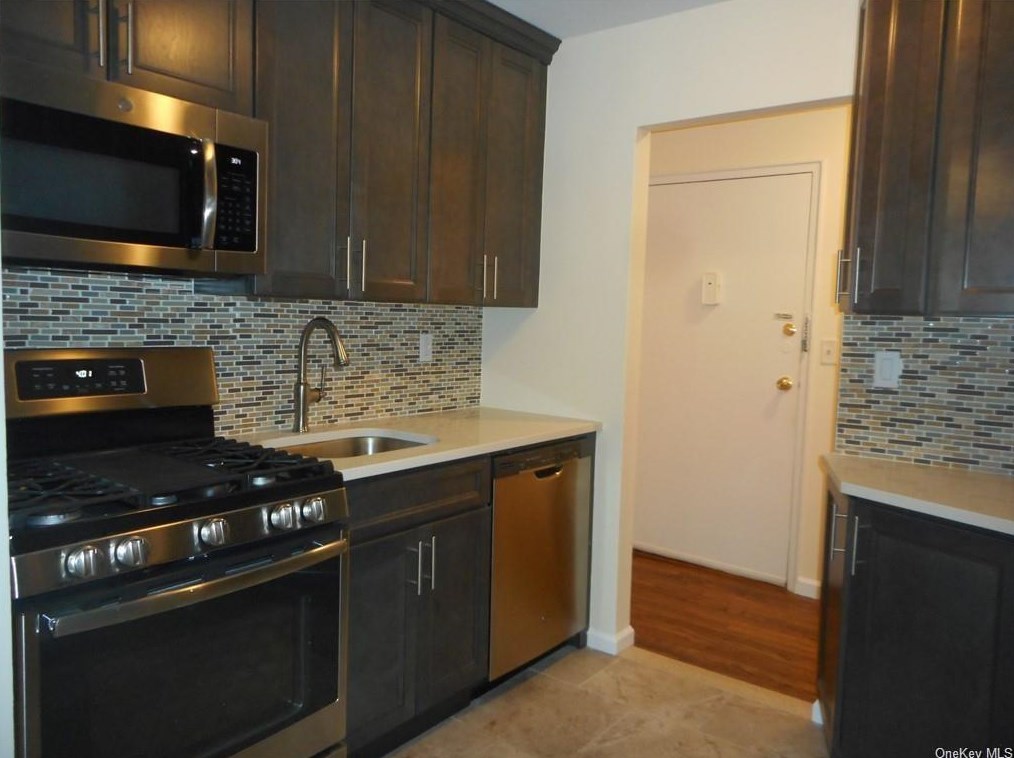 239 N Middletown Rd Apt B, Chestnut Ridge, NY