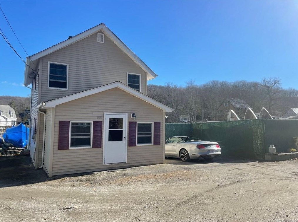 100 Dunderberg Rd, Tompkins Corners, NY 10579