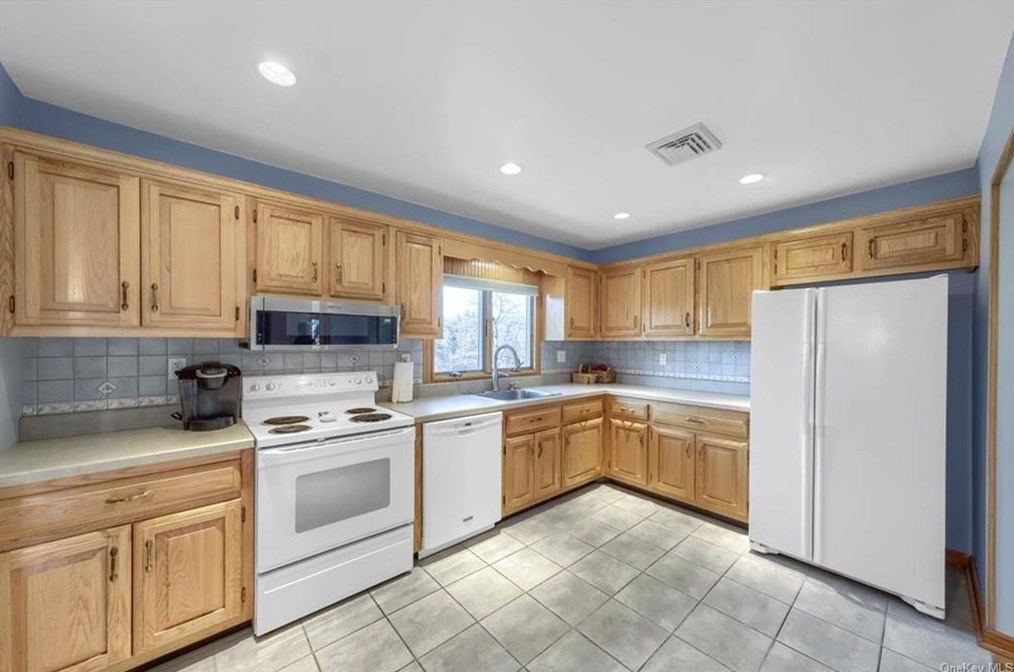215 Cherry Ln, Newburgh, NY 12550-1426
