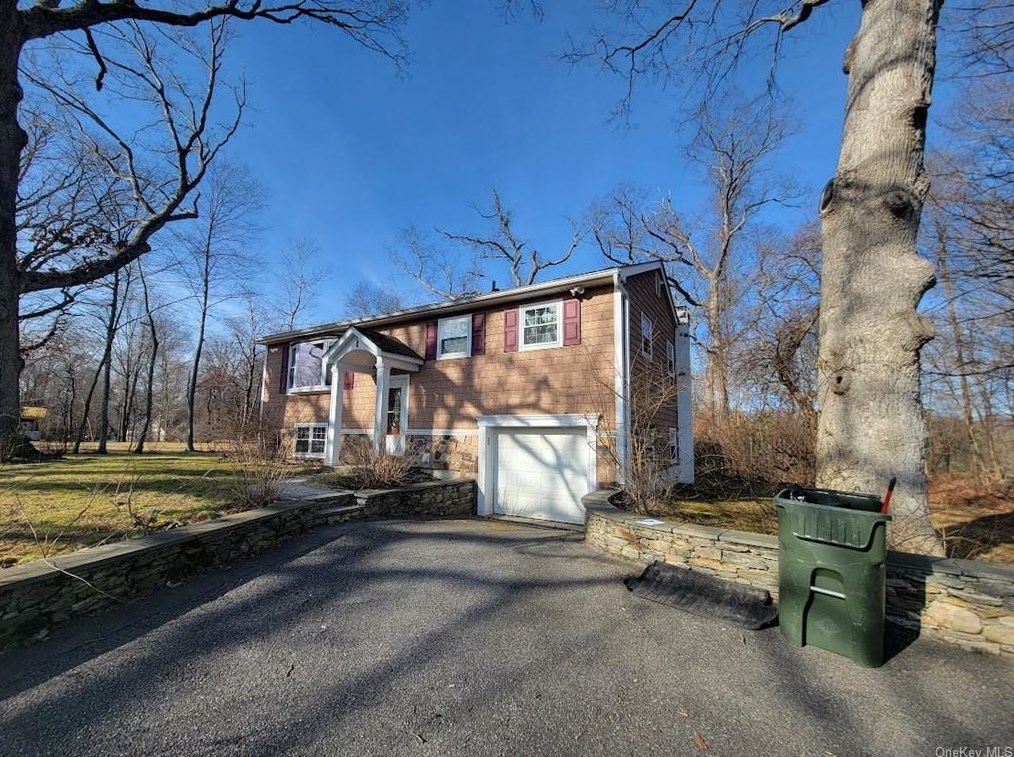 6 Mercury Ct, Kent Lakes, NY 10512-1611