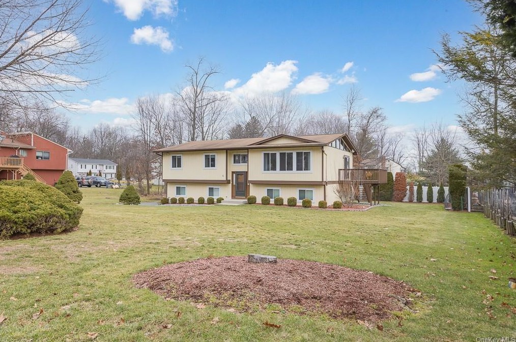 4 Janet Dr, Chestnut Ridge, NY 10977-2230