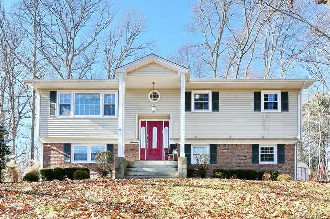 7 Jacqueline Rd, Chestnut Ridge, NY 10952-5208