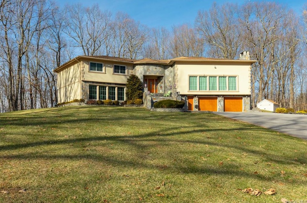 10 Quail Ridge Rd, Hyde Park, NY 12538