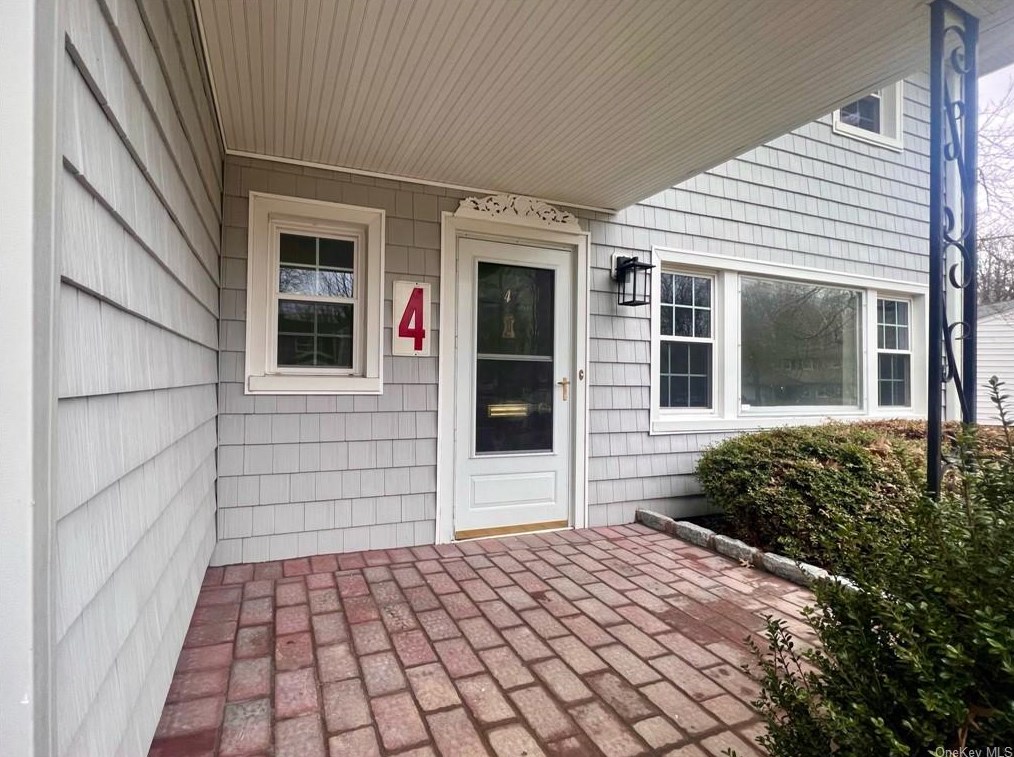 4 Susan Ct, White Plains, NY 10605