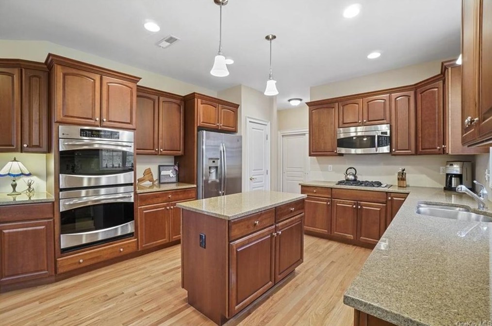 128 Spy Glass Hl, East Fishkill, NY 12533-6280