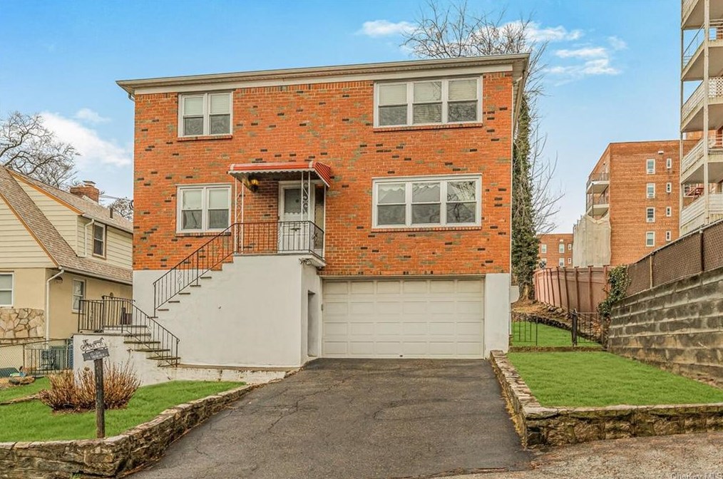 221 Vredenburgh Ave, Yonkers, NY 10704-1401