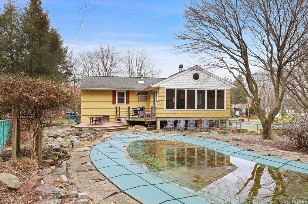 2 Castle Dr, Chestnut Ridge NY  10977-6523 exterior