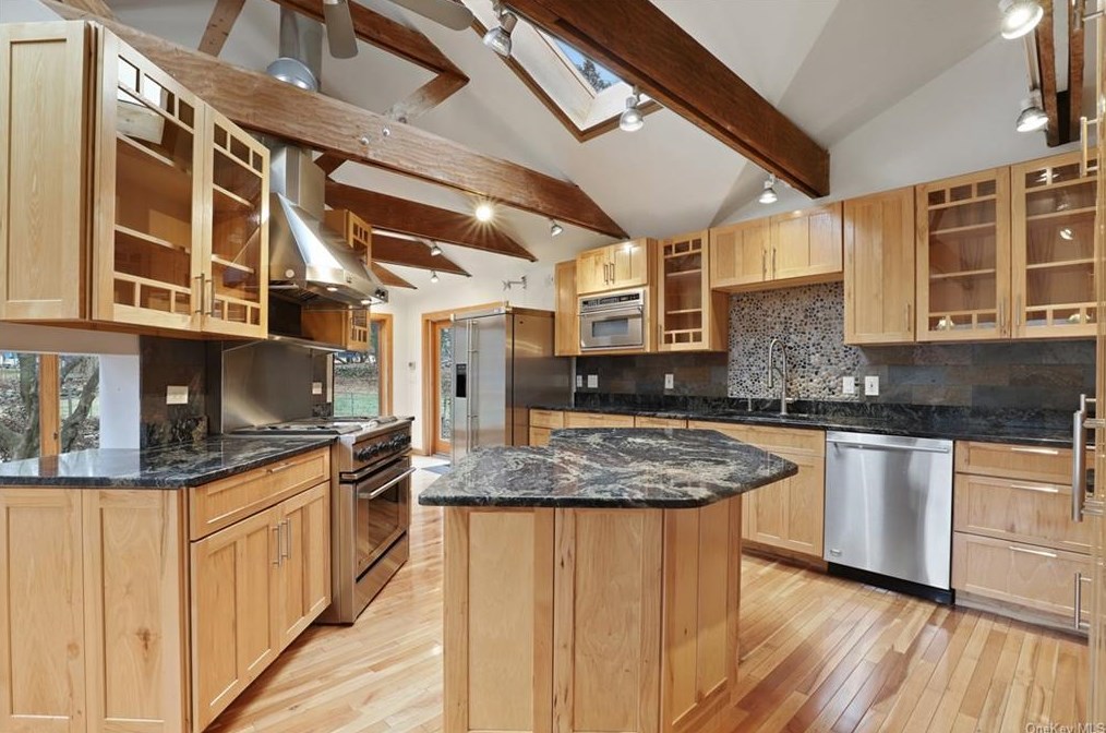 2 Castle Dr, Chestnut Ridge NY  10977-6523 exterior