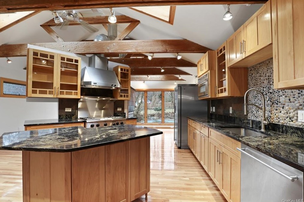 2 Castle Dr, Chestnut Ridge NY  10977-6523 exterior