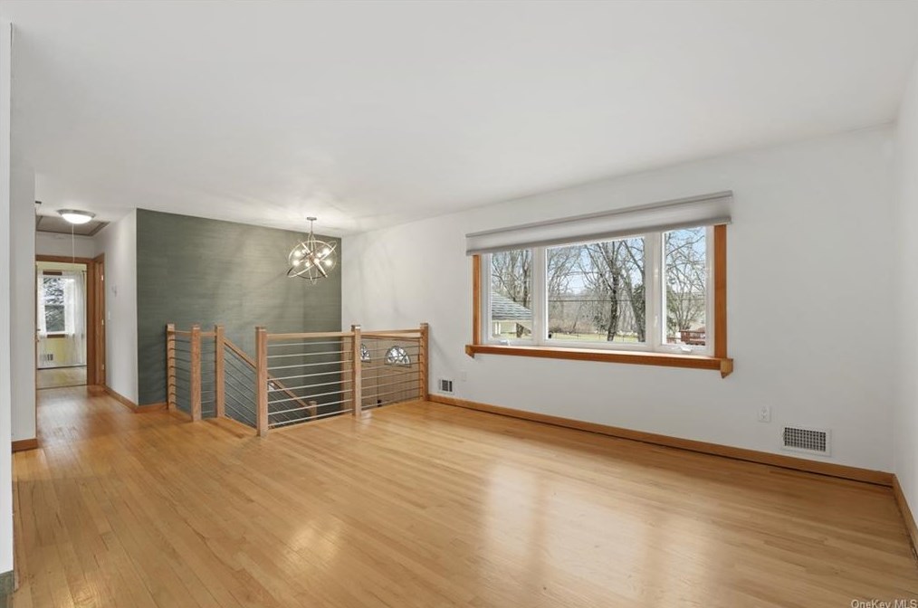 2 Castle Dr, Chestnut Ridge NY  10977-6523 exterior