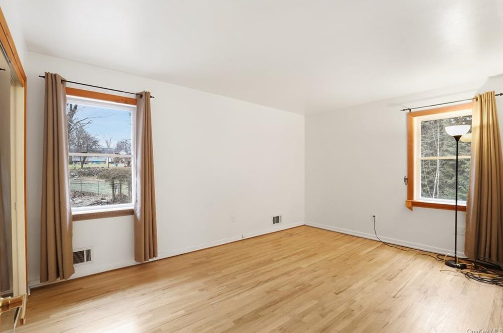 2 Castle Dr, Chestnut Ridge NY  10977-6523 exterior