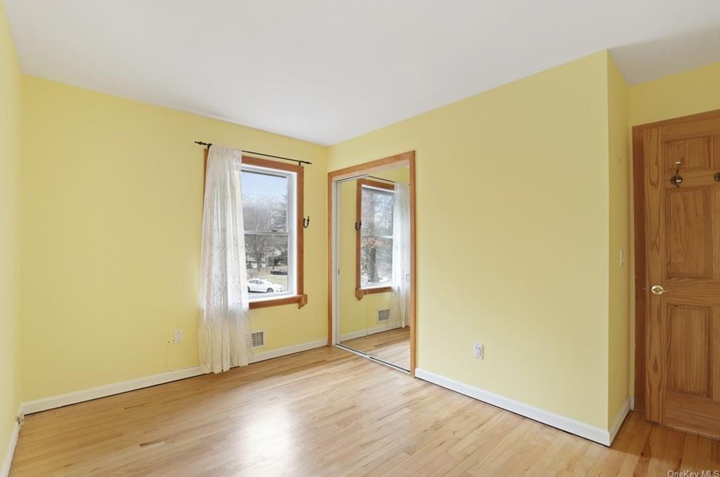 2 Castle Dr, Chestnut Ridge NY  10977-6523 exterior