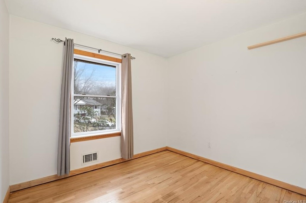 2 Castle Dr, Chestnut Ridge NY  10977-6523 exterior